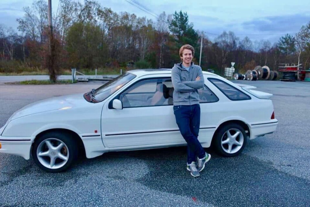 <span class="font-weight-bold" data-lab-font_weight_desktop="font-weight-bold">STOLT SIERRA-EIER: </span>Stian Antonsen i Rogaland fikk Sierra innprentet som guttunge – da familien noen år eide en 1987-modell – som han aldri fikk ut av minnet. Nå har han funnet den gamle Forden, samt tatt jobben med å fullrestaurere den hvite svanen på bildet. <span class="font-weight-bold" data-lab-font_weight_desktop="font-weight-bold">STOLT SIERRA-EIER: </span>Stian Antonsen i Rogaland fikk Sierra innprentet som guttunge – da familien noen år eide en 1987-modell – som han aldri fikk ut av minnet. Nå har han funnet den gamle Forden, samt tatt jobben med å fullrestaurere den hvite svanen på bildet.