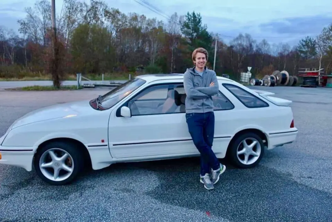 <span class="font-weight-bold" data-lab-font_weight_desktop="font-weight-bold">STOLT SIERRA-EIER: </span>Stian Antonsen i Rogaland fikk Sierra innprentet som guttunge – da familien noen år eide en 1987-modell – som han aldri fikk ut av minnet. Nå har han funnet den gamle Forden, samt tatt jobben med å fullrestaurere den hvite svanen på bildet. <span class="font-weight-bold" data-lab-font_weight_desktop="font-weight-bold">STOLT SIERRA-EIER: </span>Stian Antonsen i Rogaland fikk Sierra innprentet som guttunge – da familien noen år eide en 1987-modell – som han aldri fikk ut av minnet. Nå har han funnet den gamle Forden, samt tatt jobben med å fullrestaurere den hvite svanen på bildet.