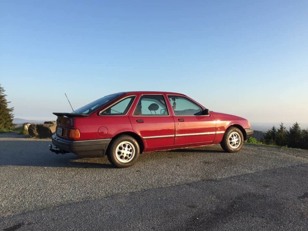 <span class="font-weight-bold" data-lab-font_weight_desktop="font-weight-bold">RØD LYKKE:</span> Stian Antonsen har fått tilbake bilen familien eide da han var en guttepjokk – og kan knapt tenke seg noe hyggeligere enn å ta vare på dette eksemplaret fra 1987. <span class="font-weight-bold" data-lab-font_weight_desktop="font-weight-bold">RØD LYKKE:</span> Stian Antonsen har fått tilbake bilen familien eide da han var en guttepjokk – og kan knapt tenke seg noe hyggeligere enn å ta vare på dette eksemplaret fra 1987.