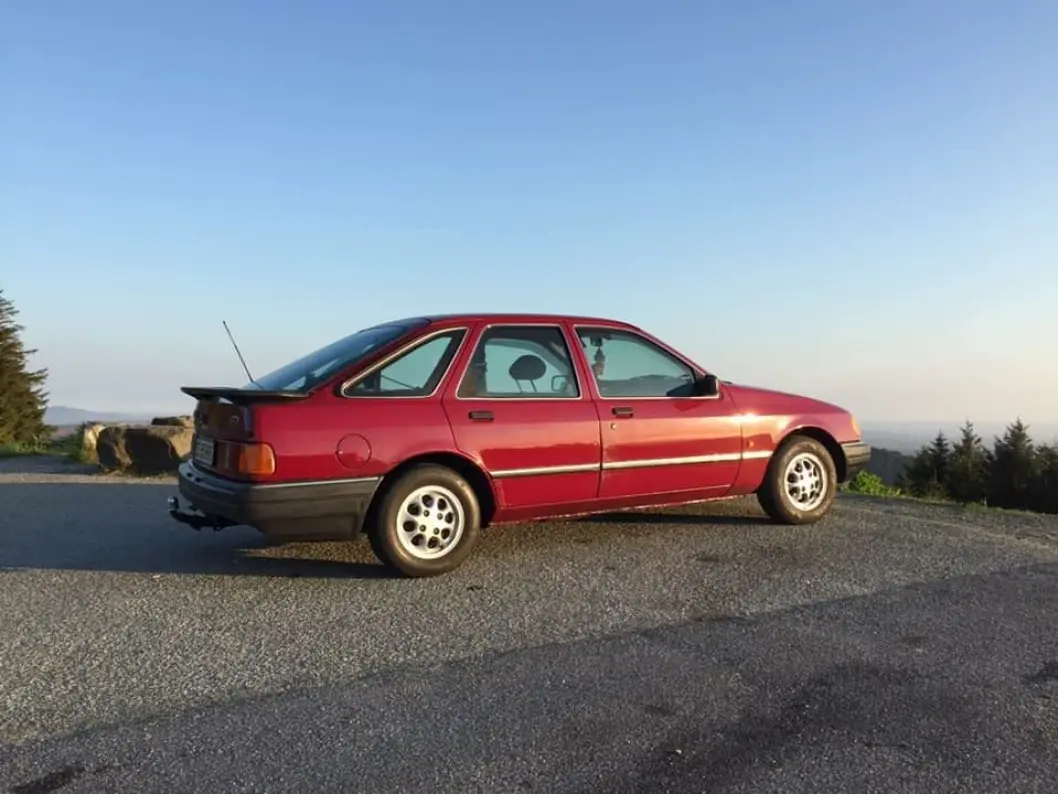 <span class="font-weight-bold" data-lab-font_weight_desktop="font-weight-bold">RØD LYKKE:</span> Stian Antonsen har fått tilbake bilen familien eide da han var en guttepjokk – og kan knapt tenke seg noe hyggeligere enn å ta vare på dette eksemplaret fra 1987. <span class="font-weight-bold" data-lab-font_weight_desktop="font-weight-bold">RØD LYKKE:</span> Stian Antonsen har fått tilbake bilen familien eide da han var en guttepjokk – og kan knapt tenke seg noe hyggeligere enn å ta vare på dette eksemplaret fra 1987.