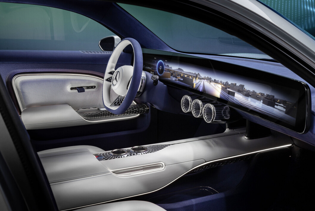 <span class="font-weight-bold" data-lab-font_weight_desktop="font-weight-bold">NYTT OG GAMMELT:</span> Kupéen er futuritisk og elegant, men kaster ikke vrak på godt innarbeidet Daimler-design. <span class="font-weight-bold" data-lab-font_weight_desktop="font-weight-bold">NYTT OG GAMMELT:</span> Kupéen er futuritisk og elegant, men kaster ikke vrak på godt innarbeidet Daimler-design.
