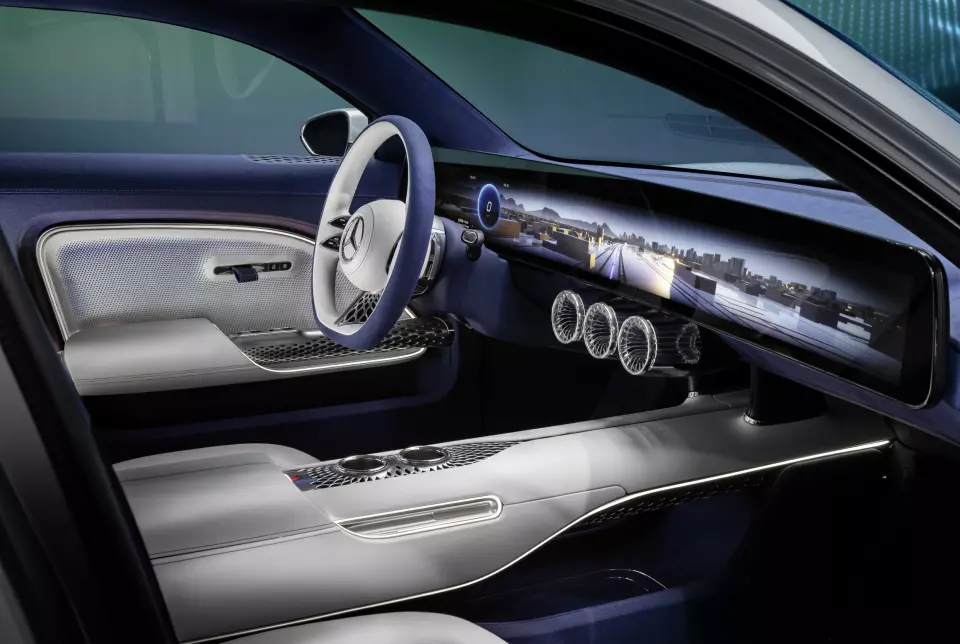 NYTT OG GAMMELT: Kupéen er futuritisk og elegant, men kaster ikke vrak på godt innarbeidet Daimler-design.