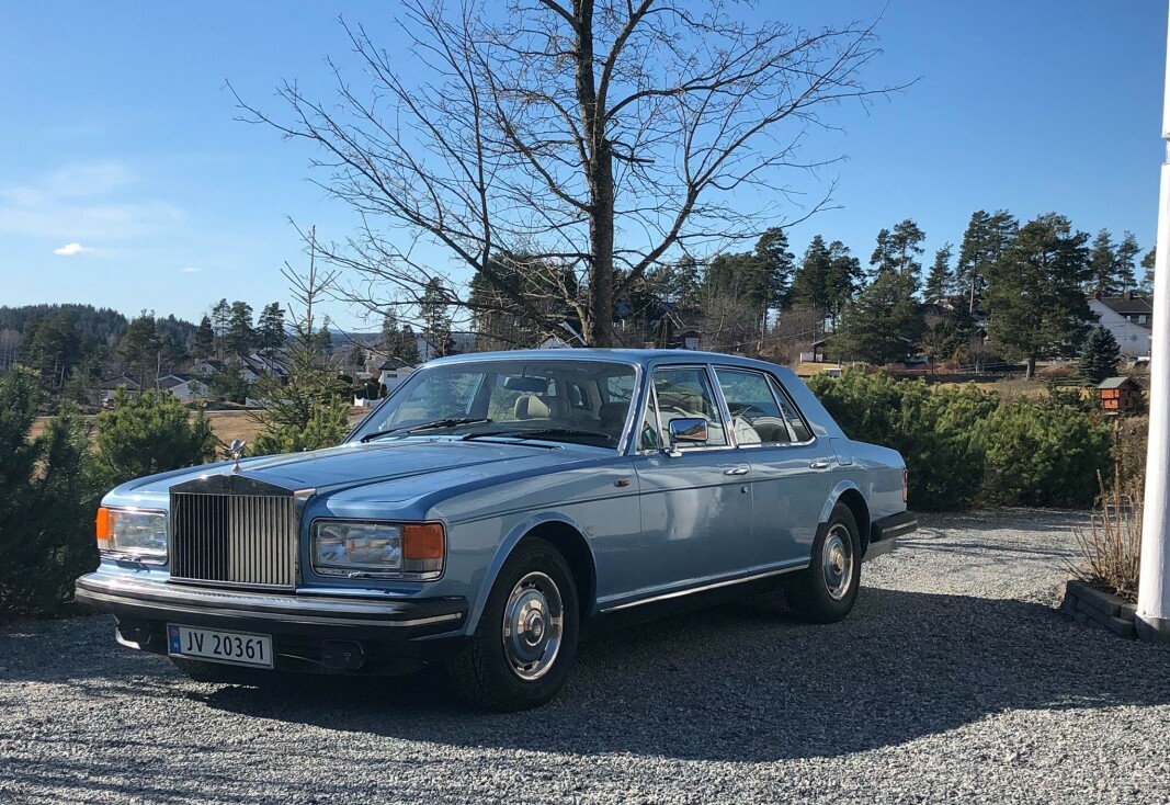 <span class="font-weight-bold" data-lab-font_weight_desktop="font-weight-bold">SOMMER-ROLLS:</span> Lars Thomasrud har verdens triveligste sommernaboer, som hvert år kommer fra London for å bo på en hytte i nærheten: Et år solgte London-mannen haM denne Rolls-Royce Silver Spiriten til en fornuftig sum. <span class="font-weight-bold" data-lab-font_weight_desktop="font-weight-bold">SOMMER-ROLLS:</span> Lars Thomasrud har verdens triveligste sommernaboer, som hvert år kommer fra London for å bo på en hytte i nærheten: Et år solgte London-mannen haM denne Rolls-Royce Silver Spiriten til en fornuftig sum.