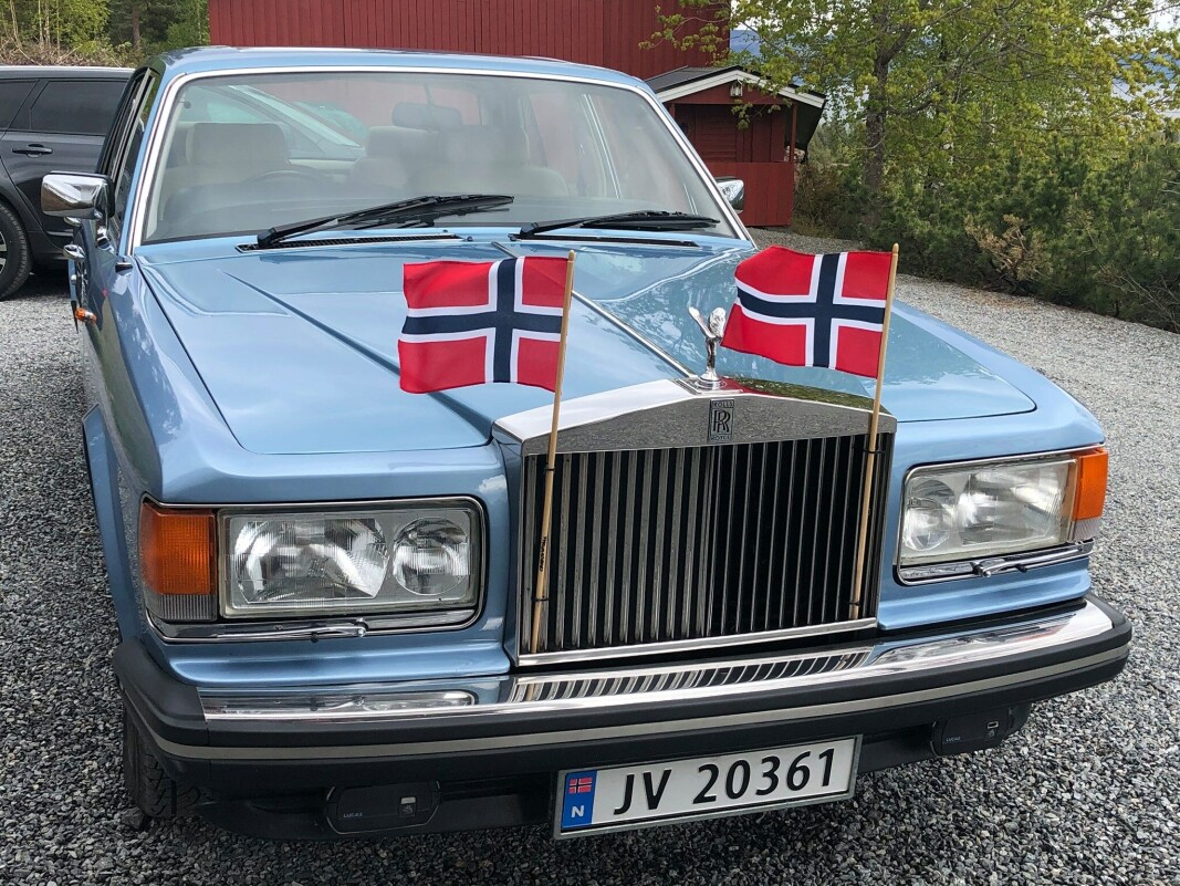 <span class="font-weight-bold" data-lab-font_weight_desktop="font-weight-bold">FLAGGSKIP:</span> Lars Thomasrud gjorde Rolls-Royce norsk: Han kjøpte sin Silver Spirit 1982-modell av en berømt, engelsk skuespiller – som har norsk kone og hytte i nærheten av hans bolig ved Tyrifjorden. <span class="font-weight-bold" data-lab-font_weight_desktop="font-weight-bold">FLAGGSKIP:</span> Lars Thomasrud gjorde Rolls-Royce norsk: Han kjøpte sin Silver Spirit 1982-modell av en berømt, engelsk skuespiller – som har norsk kone og hytte i nærheten av hans bolig ved Tyrifjorden.