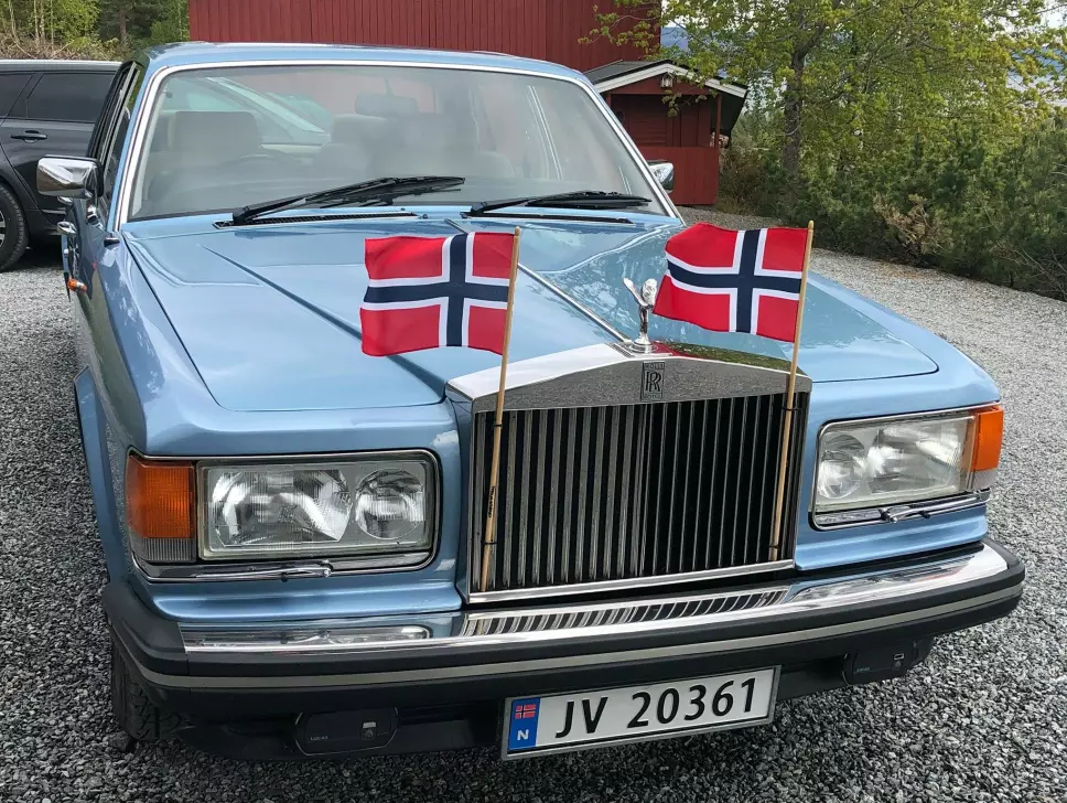 FLAGGSKIP: Lars Thomasrud gjorde Rolls-Royce norsk: Han kjøpte sin Silver Spirit 1982-modell av en berømt, engelsk skuespiller – som har norsk kone og hytte i nærheten av hans bolig ved Tyrifjorden.