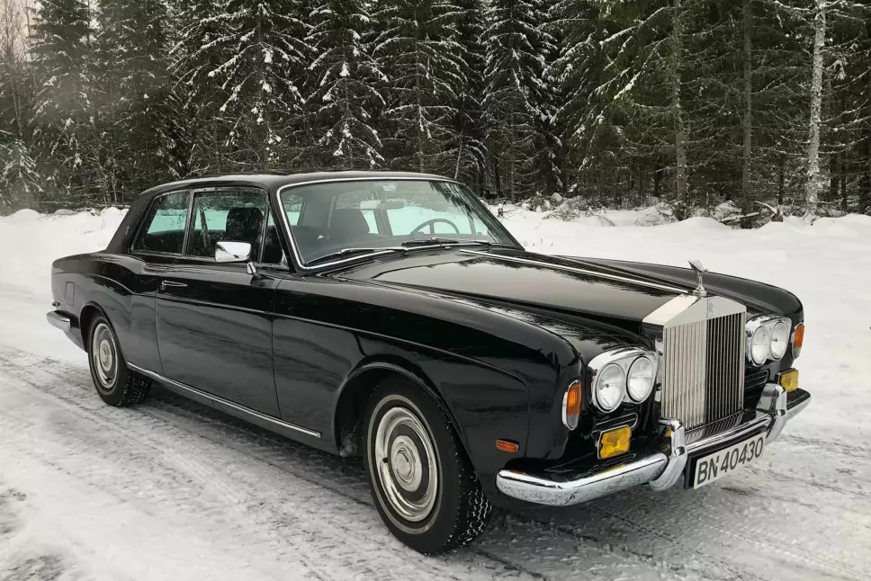 SORT DRØM: Aurskog-kvinnen Tonje Heimdal synes Rolls-Royce passer like godt på åpne landeveier i Akershus som i gatene i Londons mest fasjonable strøk.