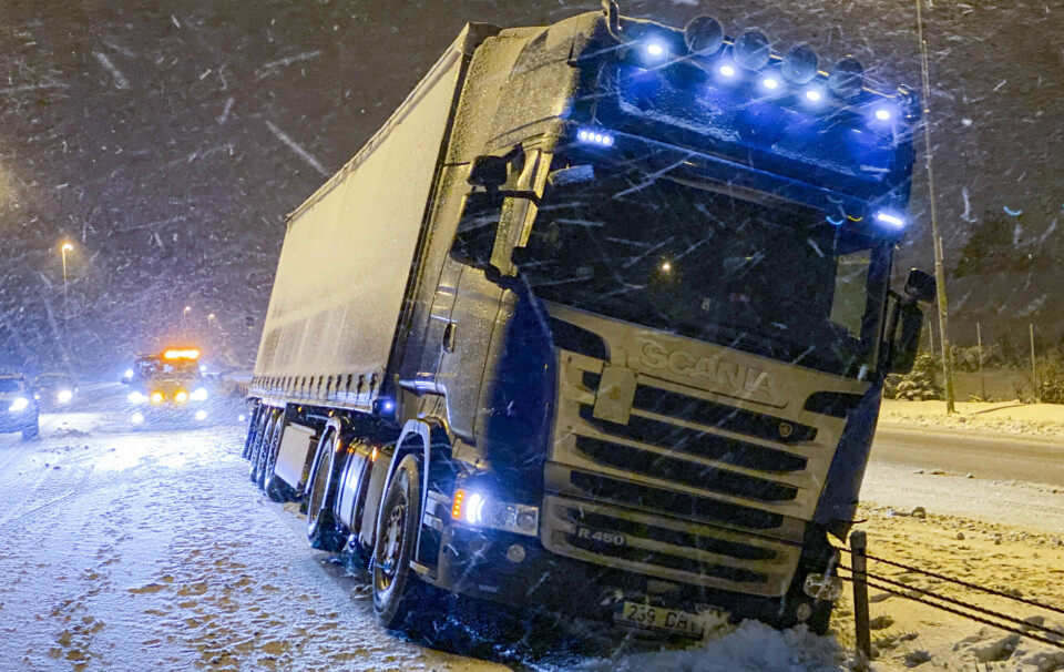 VIKTIG Å VÆRE SKODD: Bildet viser et eksempel på at det kan gå galt med for dårlige dekk, her en lastebil i Askim i 2019.