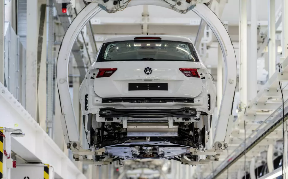 FLERE PÅ GANG: En Tiguan på samlebåndet i Volkswagen-fabrikken i Wolfsburg.