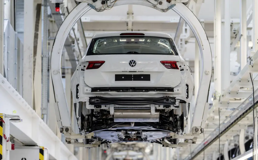FLERE PÅ GANG: En Tiguan på samlebåndet i Volkswagen-fabrikken i Wolfsburg. FLERE PÅ GANG: En Tiguan på samlebåndet i Volkswagen-fabrikken i Wolfsburg.