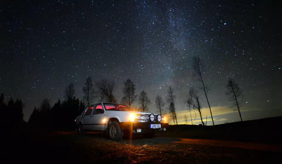 HIMMELHØY: Charlotte Dalen har gjort det til en sport å luske rundt nattestid og fotografere himmelske lysfenomener i kombinasjon med egne kjøretøy og større anleggsmaskiner.