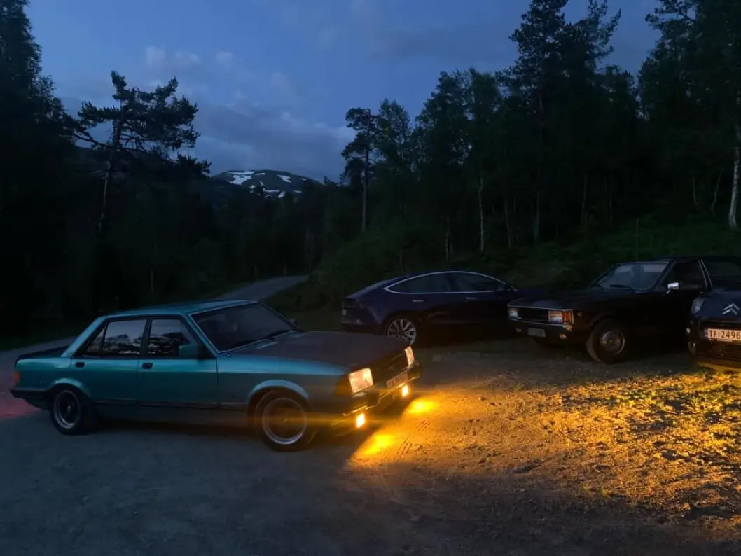 <span class="font-weight-bold" data-lab-font_weight_desktop="font-weight-bold">NATTMØTE:</span> Odin Rong Dyrdal har erfaring med at nattlige fjellturer kan føre til møter med andre, ukjente Ford Granadaer – her på over 500 meter høyde på Stuaset ved Voss. Til venstre Dyrdals eget eksemplar. <span class="font-weight-bold" data-lab-font_weight_desktop="font-weight-bold">NATTMØTE:</span> Odin Rong Dyrdal har erfaring med at nattlige fjellturer kan føre til møter med andre, ukjente Ford Granadaer – her på over 500 meter høyde på Stuaset ved Voss. Til venstre Dyrdals eget eksemplar.