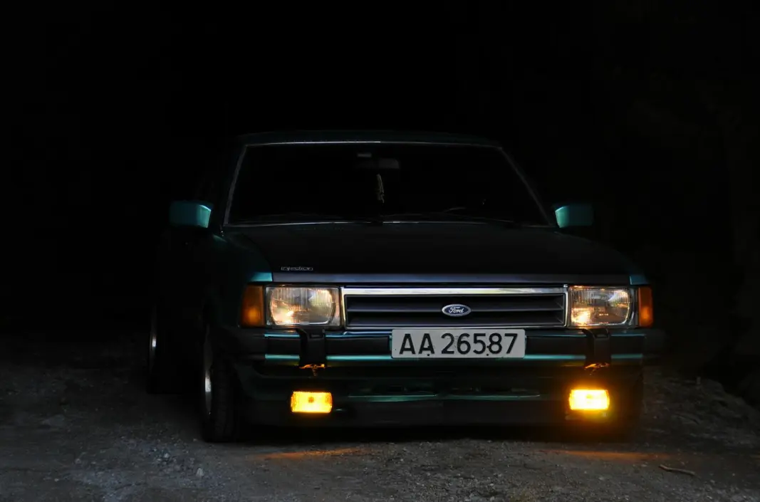 <span class="font-weight-bold" data-lab-font_weight_desktop="font-weight-bold">SORT SOM NATTEN:</span> Natten blir aldri helt mørk, så lenge Odin Rong Dyrdals Ford Granada får lyse opp landskapet. <span class="font-weight-bold" data-lab-font_weight_desktop="font-weight-bold">SORT SOM NATTEN:</span> Natten blir aldri helt mørk, så lenge Odin Rong Dyrdals Ford Granada får lyse opp landskapet.