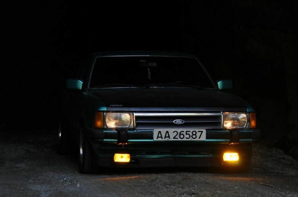 SORT SOM NATTEN: Natten blir aldri helt mørk, så lenge Odin Rong Dyrdals Ford Granada får lyse opp landskapet.
