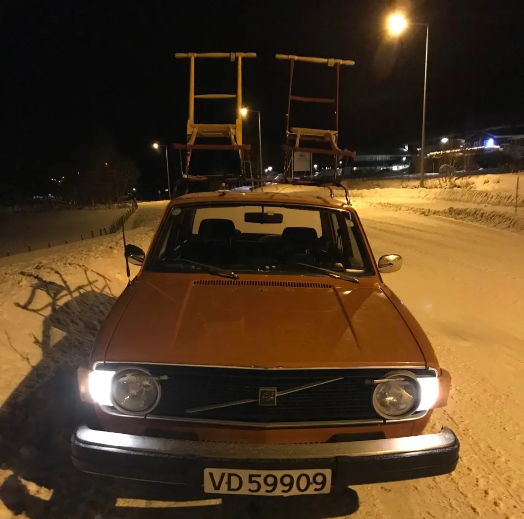 <span class="font-weight-bold" data-lab-font_weight_desktop="font-weight-bold">AVSPARK:</span> Ola Volden synes klassiske Volvoer er blant de stiligste bilene som er bygget, og mener utseendet ikke forringes av tidsriktig frakt på taket. <span class="font-weight-bold" data-lab-font_weight_desktop="font-weight-bold">AVSPARK:</span> Ola Volden synes klassiske Volvoer er blant de stiligste bilene som er bygget, og mener utseendet ikke forringes av tidsriktig frakt på taket.