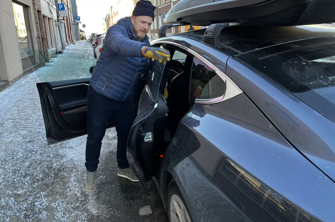FRA INNSIDEN: Slik må Pål Jakob Aasen åpne bakdøren på Teslaen – fra innsiden. FRA INNSIDEN: Slik må Pål Jakob Aasen åpne bakdøren på Teslaen – fra innsiden.