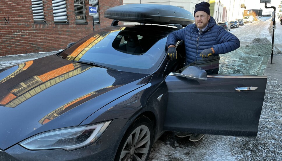 MISTET TILLITEN: Teslaen er familiens eneste bil. Nå har Pål Jakob Aasen mistet tilliten, både til Tesla og til bilen.