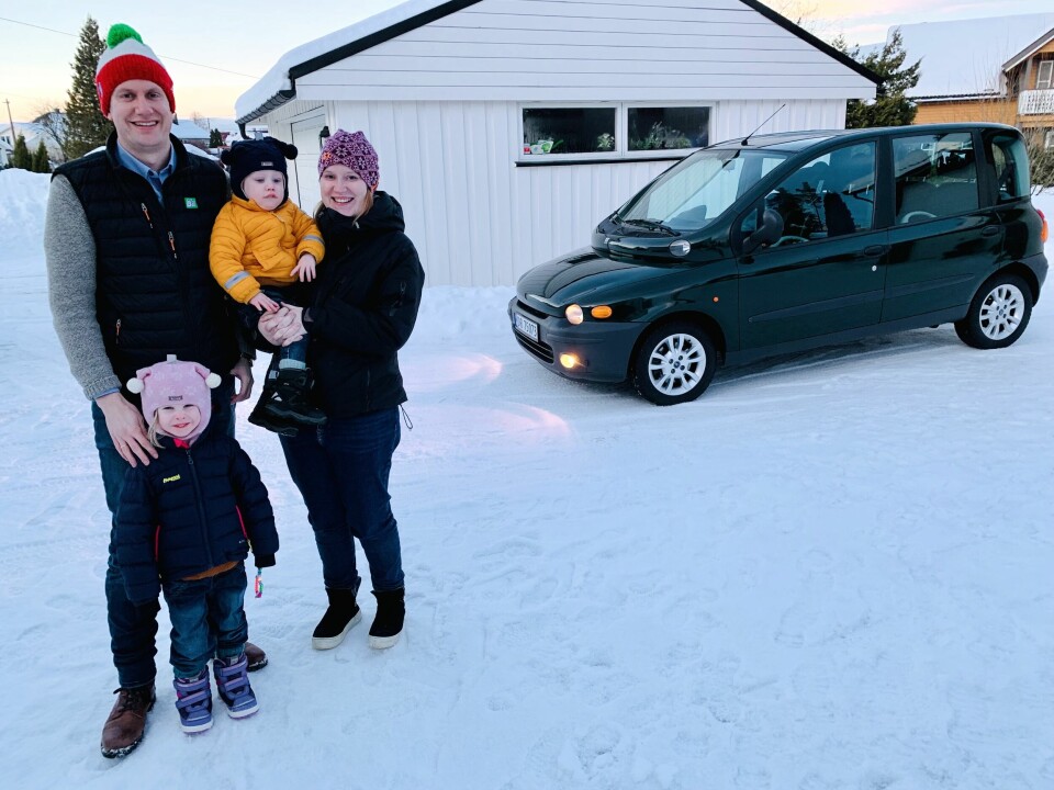 FAMILIESLEDE: Fiat Multipla er det perfekte kjøretøyet for en familie som er bosatt i de trivelige Eidsvoll-traktene, ifølge far Brede Høgseth Wardrum, Live Oline (stående), Karsten (på armen) og mor Silje Wikstad Sutterud.