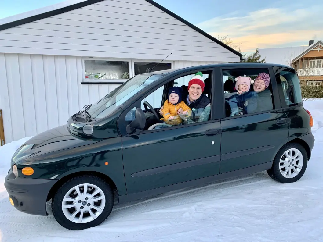 <span class="font-weight-bold" data-lab-font_weight_desktop="font-weight-bold">FAMILIEFORMAT:</span> Fiat Multipla er av menigheten beskrevet som den perfekte familiebuss med tre seter foran og hele seks sitteplasser totalt. Ombord: Far Brede Høgseth Wardrum, barna Live Oline og Karsten og mor Silje Wikstad Sutterud. <span class="font-weight-bold" data-lab-font_weight_desktop="font-weight-bold">FAMILIEFORMAT:</span> Fiat Multipla er av menigheten beskrevet som den perfekte familiebuss med tre seter foran og hele seks sitteplasser totalt. Ombord: Far Brede Høgseth Wardrum, barna Live Oline og Karsten og mor Silje Wikstad Sutterud.