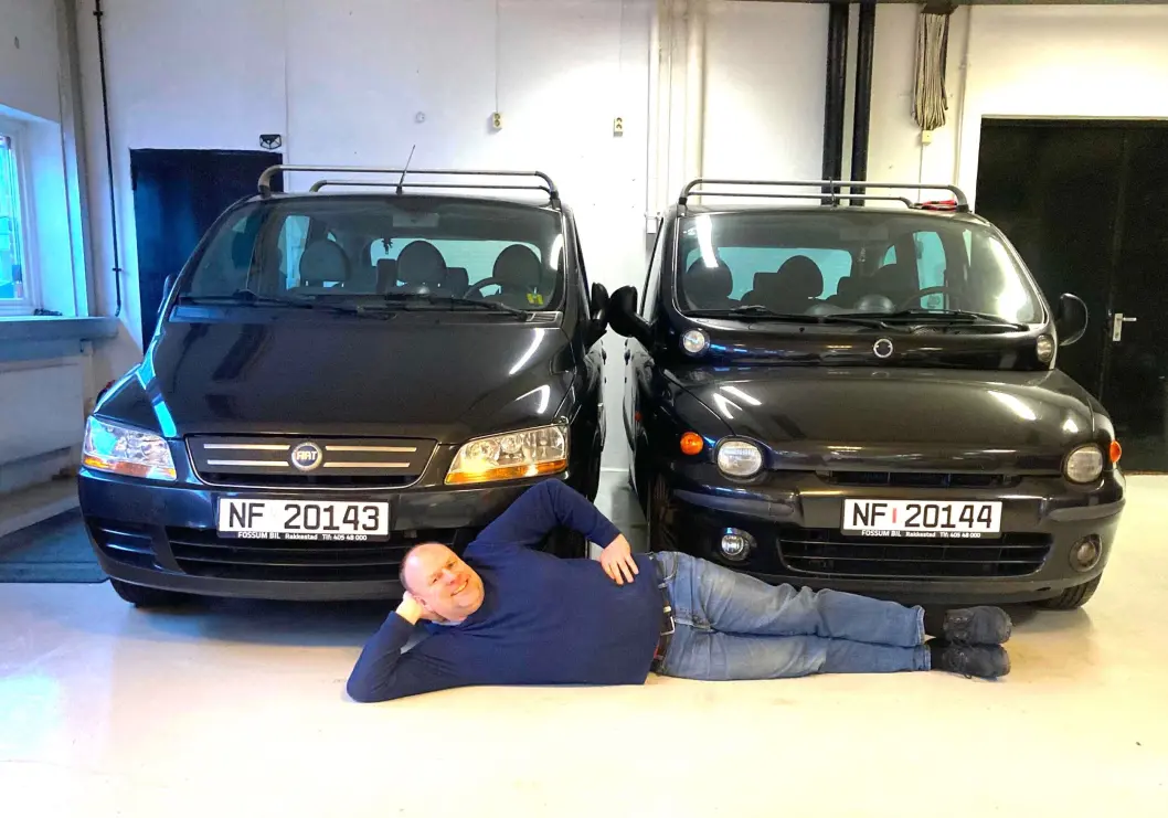 <span class="font-weight-bold" data-lab-font_weight_desktop="font-weight-bold">LIGGANDES KAR:</span> Knut Fossum skjøtter to stykk Fiat Multipla – med første og andre generasjon design – som ved en tilfeldighet har påfølgende registreringsnummer. <span class="font-weight-bold" data-lab-font_weight_desktop="font-weight-bold">LIGGANDES KAR:</span> Knut Fossum skjøtter to stykk Fiat Multipla – med første og andre generasjon design – som ved en tilfeldighet har påfølgende registreringsnummer.