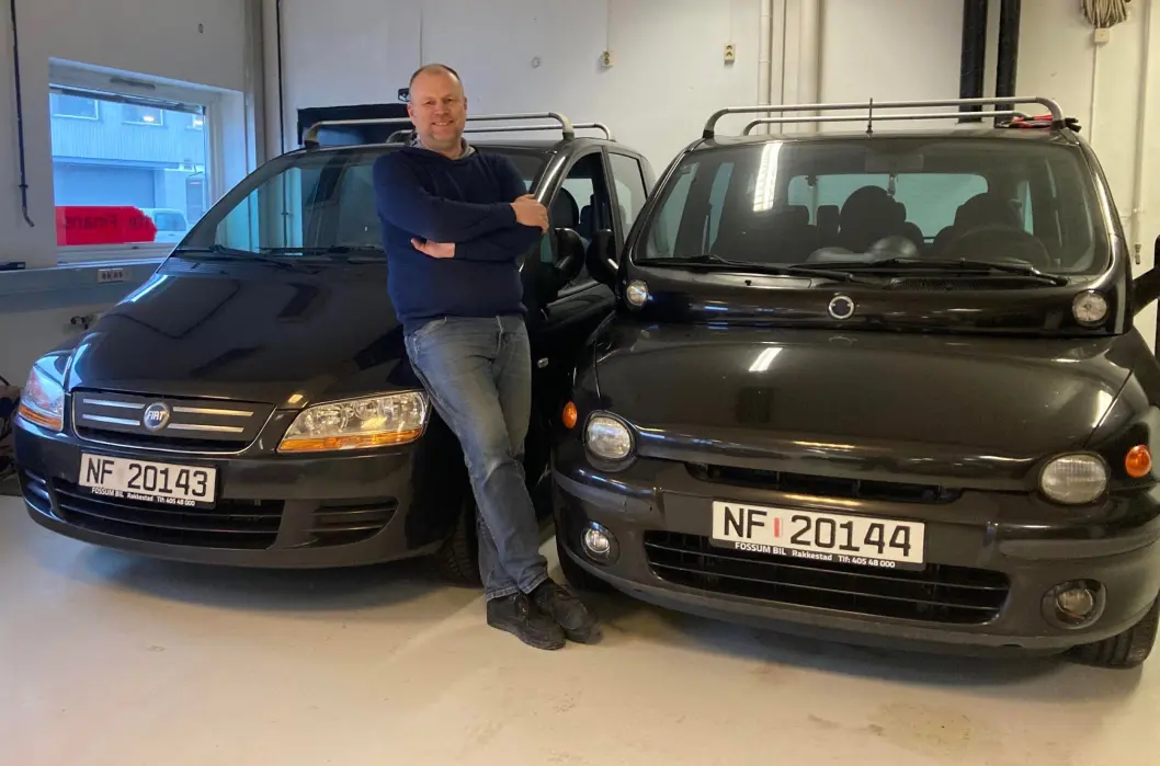 <span class="font-weight-bold" data-lab-font_weight_desktop="font-weight-bold">SØSTERBILER:</span> Knut Fossum driver Fossum Bil, med eget Classic Corner, i Rakkestad. Den erfarne bilselgeren kjører selv Fiat Multipla – i flertall. <span class="font-weight-bold" data-lab-font_weight_desktop="font-weight-bold">SØSTERBILER:</span> Knut Fossum driver Fossum Bil, med eget Classic Corner, i Rakkestad. Den erfarne bilselgeren kjører selv Fiat Multipla – i flertall.