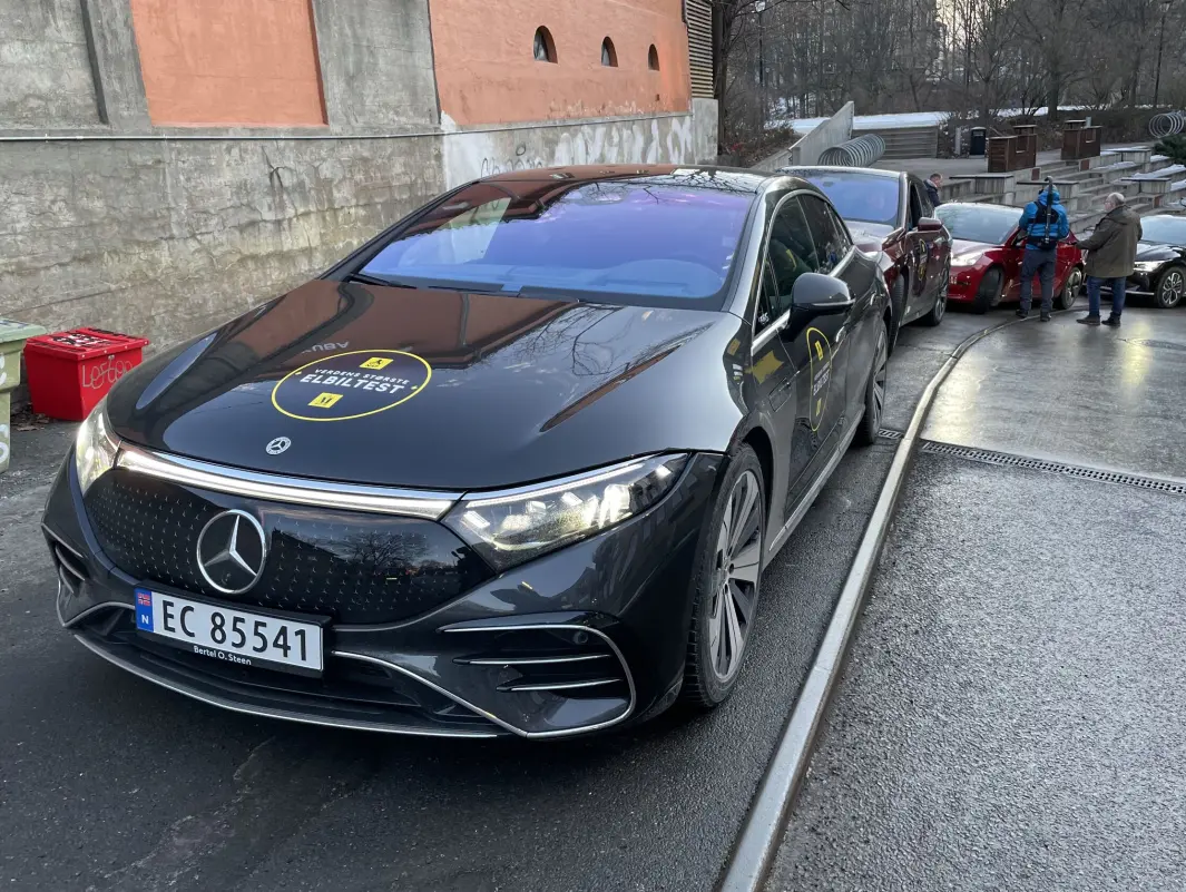 <span class="font-weight-bold" data-lab-font_weight_desktop="font-weight-bold">KLAR FOR START: </span>Første bil avgårde var Mercedes EQS, fulgt av BMW iX xDrive50 og Tesla Model 3 LR. <span class="font-weight-bold" data-lab-font_weight_desktop="font-weight-bold">KLAR FOR START: </span>Første bil avgårde var Mercedes EQS, fulgt av BMW iX xDrive50 og Tesla Model 3 LR.