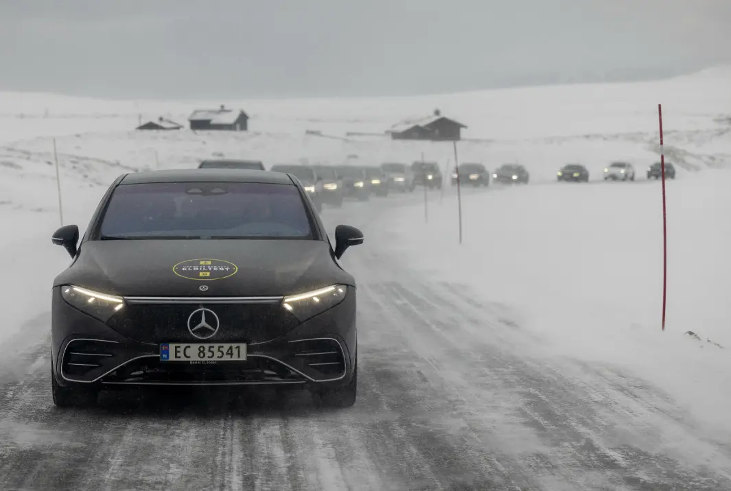 OVER FJELLET: Et knippe av deltakerne i Motors store rekkeviddetest, med Mercedes-Bens EQS i front. OVER FJELLET: Et knippe av deltakerne i Motors store rekkeviddetest, med Mercedes-Bens EQS i front.