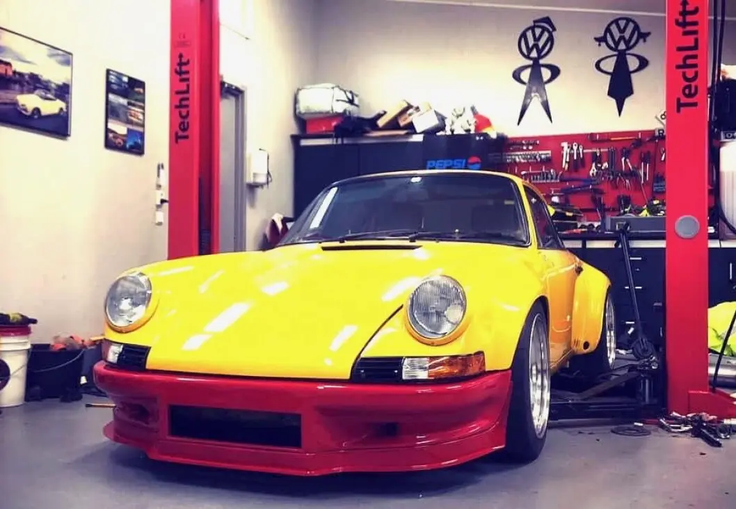 <span class="font-weight-bold" data-lab-font_weight_desktop="font-weight-bold">PORSCHE-VINTER:</span> Geir Langlo og familien skjøtter seks stykk hobbybiler. En kjapp kikk inn i garasjen røper interesse for ulike merker og biltyper, inkludert Porsche. <span class="font-weight-bold" data-lab-font_weight_desktop="font-weight-bold">PORSCHE-VINTER:</span> Geir Langlo og familien skjøtter seks stykk hobbybiler. En kjapp kikk inn i garasjen røper interesse for ulike merker og biltyper, inkludert Porsche.
