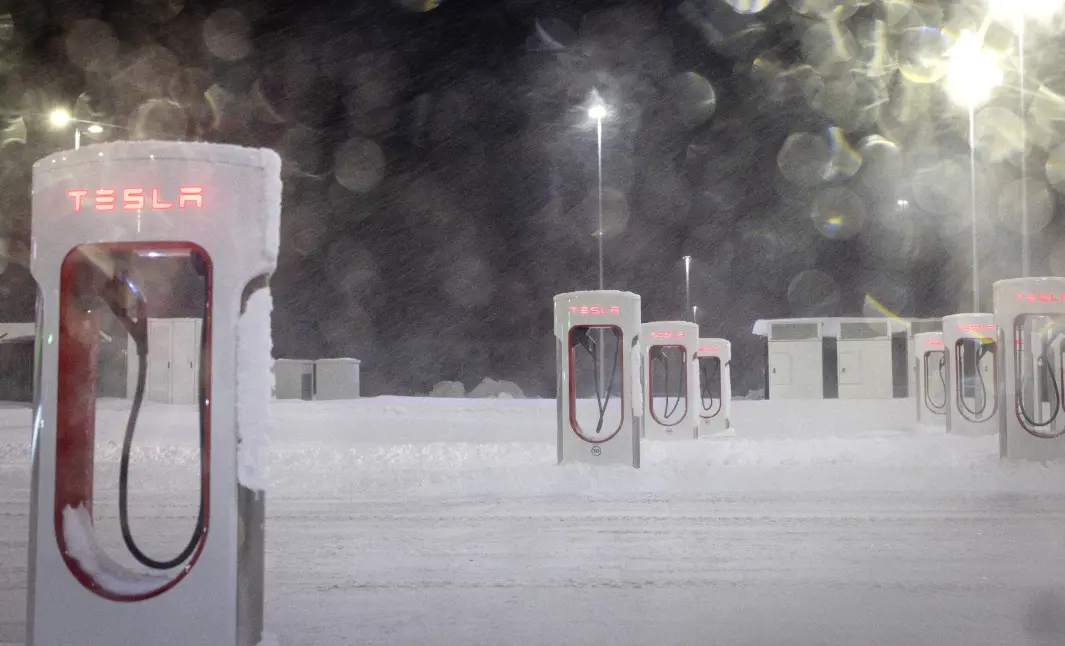 NORSKE TILSTANDER: Vel 300 Tesla-stolper åpnes nå for elbiler av alle merker. NORSKE TILSTANDER: Vel 300 Tesla-stolper åpnes nå for elbiler av alle merker.