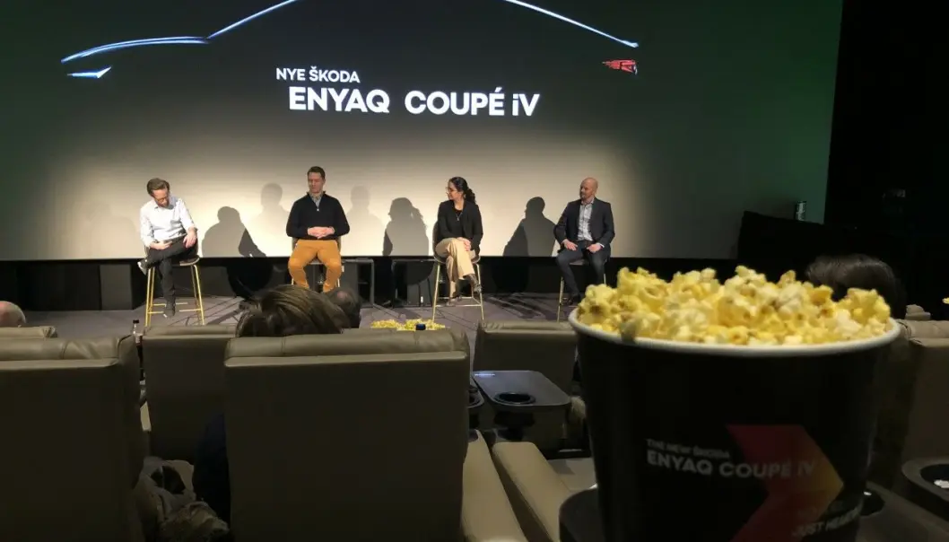 <span class=" font-weight-bold" data-lab-font_weight_desktop="font-weight-bold">KINO-KOS:</span> Popcorn og nylaget reklamefilm da Skoda-sjefene presentere Enyaq Coupé. Fra venstre kommunikasjonsdirektør hos Harald A. Møller, Øyvind Rognlien Skovli, Skoda-direktør Thomas Meiner, Skodas internasjonale produktsjef Jill Mahler og produktsjefen i Norge, Kim Richard Pedersen. <span class=" font-weight-bold" data-lab-font_weight_desktop="font-weight-bold">KINO-KOS:</span> Popcorn og nylaget reklamefilm da Skoda-sjefene presentere Enyaq Coupé. Fra venstre kommunikasjonsdirektør hos Harald A. Møller, Øyvind Rognlien Skovli, Skoda-direktør Thomas Meiner, Skodas internasjonale produktsjef Jill Mahler og produktsjefen i Norge, Kim Richard Pedersen.