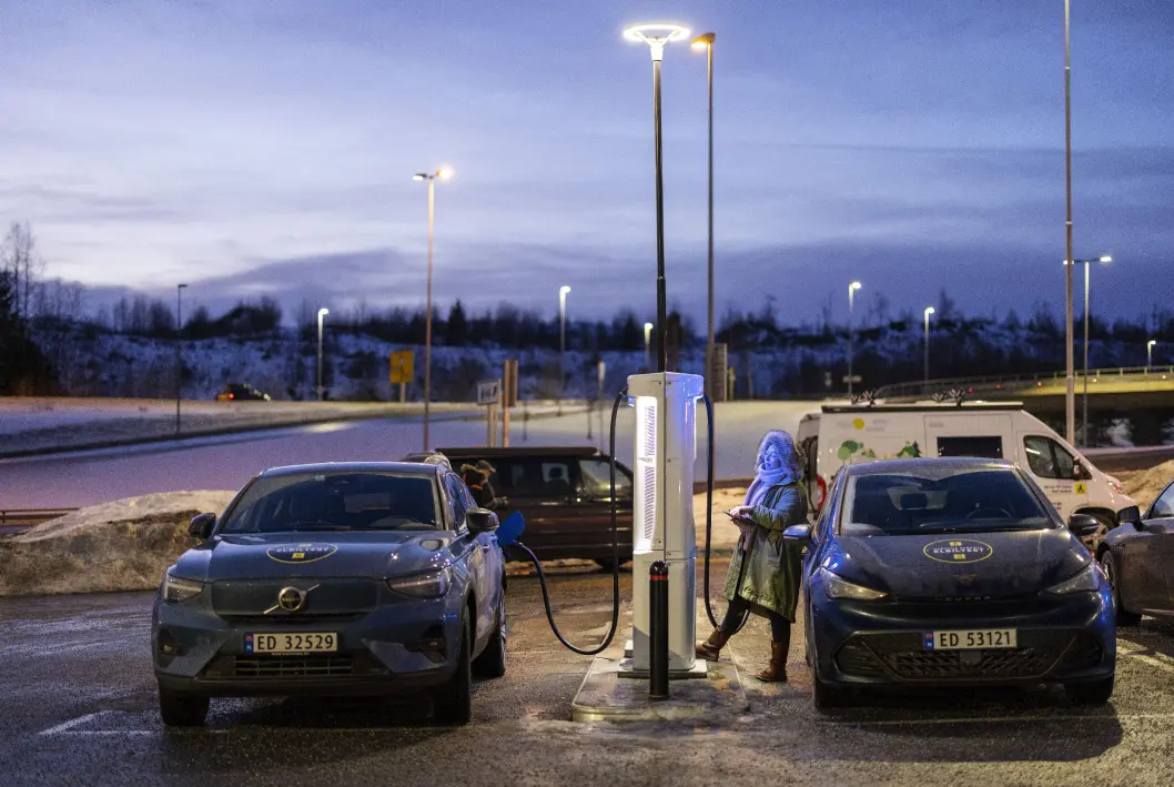<span class="font-weight-bold" data-lab-font_weight_desktop="font-weight-bold">SIDE OM SIDE:</span> Volvo C40 (t.v.) og Cupra Born under ladetesten. <span class="font-weight-bold" data-lab-font_weight_desktop="font-weight-bold">SIDE OM SIDE:</span> Volvo C40 (t.v.) og Cupra Born under ladetesten.