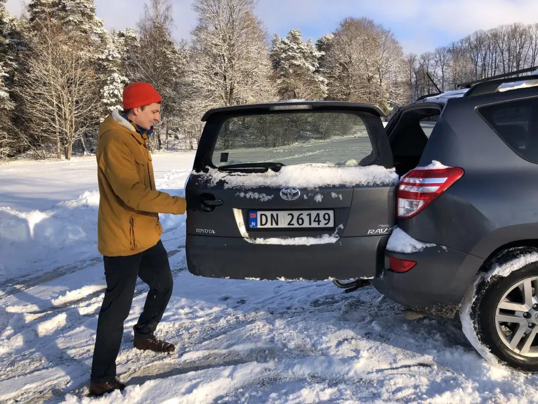<span class="font-weight-bold" data-lab-font_weight_desktop="font-weight-bold">HELT PÅ SIDEN:</span> Fotograf Thomas Ekström lemper inn mengder av jobbutstyr i sin Toyota RAV4 og setter pris på praktiske detaljer som den sidehengslede bakluka. <span class="font-weight-bold" data-lab-font_weight_desktop="font-weight-bold">HELT PÅ SIDEN:</span> Fotograf Thomas Ekström lemper inn mengder av jobbutstyr i sin Toyota RAV4 og setter pris på praktiske detaljer som den sidehengslede bakluka.