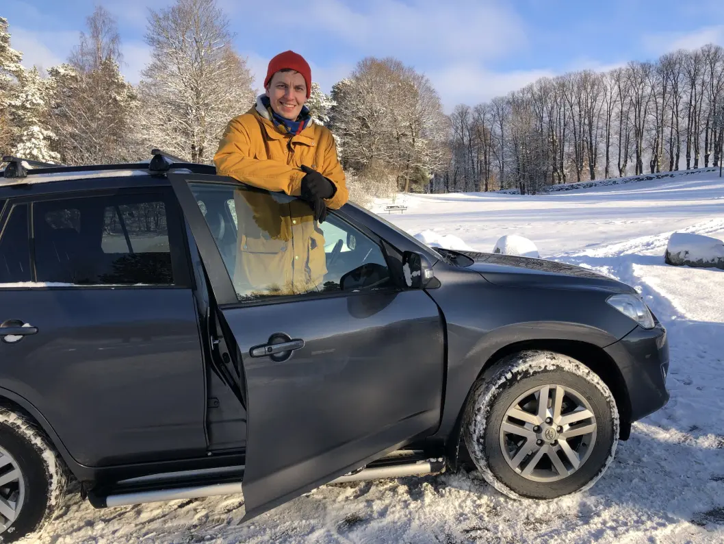 <span class="font-weight-bold" data-lab-font_weight_desktop="font-weight-bold">STÅPLASS:</span> Oslo-mannen Thomas Ekström bruker RAV4 til sin familie på fire og i jobben som fotograf. <span class="font-weight-bold" data-lab-font_weight_desktop="font-weight-bold">STÅPLASS:</span> Oslo-mannen Thomas Ekström bruker RAV4 til sin familie på fire og i jobben som fotograf.
