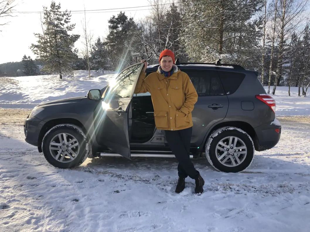 <span class="font-weight-bold" data-lab-font_weight_desktop="font-weight-bold">MIDT I BLINKEN:</span> Thomas Ekström hadde lovet seg selv at han aldri skulle kjøpe en grå bil, men Toyotas kvalitet og firehjulstrekk trumfet lovnaden: Han har kommet til at mørk grå er ganske greit. <span class="font-weight-bold" data-lab-font_weight_desktop="font-weight-bold">MIDT I BLINKEN:</span> Thomas Ekström hadde lovet seg selv at han aldri skulle kjøpe en grå bil, men Toyotas kvalitet og firehjulstrekk trumfet lovnaden: Han har kommet til at mørk grå er ganske greit.