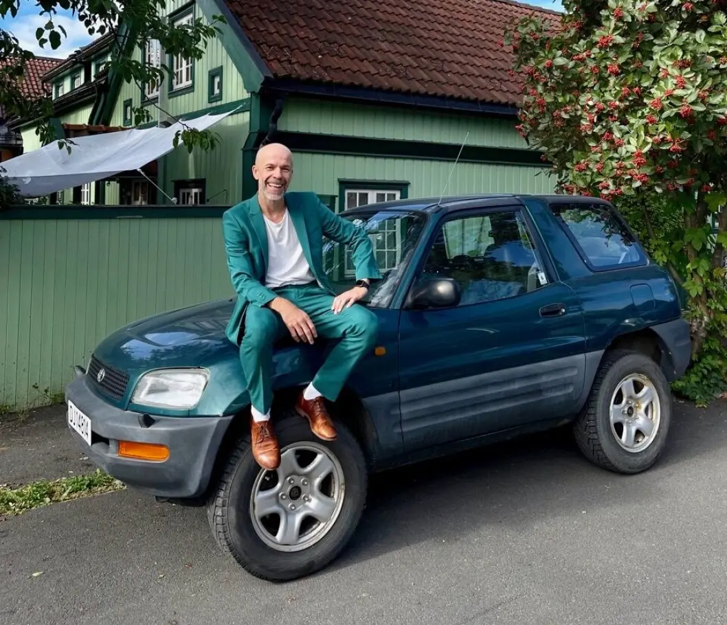 <span class="font-weight-bold" data-lab-font_weight_desktop="font-weight-bold">GLAMOUR-GLIS:</span> Kimm Saatvedt kjører stadig vekk morsomme biler som Ferrari, Maserati og Porsche – men til hverdags finner han for tiden mening i sin jadegrønne Toyota RAV4. <span class="font-weight-bold" data-lab-font_weight_desktop="font-weight-bold">GLAMOUR-GLIS:</span> Kimm Saatvedt kjører stadig vekk morsomme biler som Ferrari, Maserati og Porsche – men til hverdags finner han for tiden mening i sin jadegrønne Toyota RAV4.