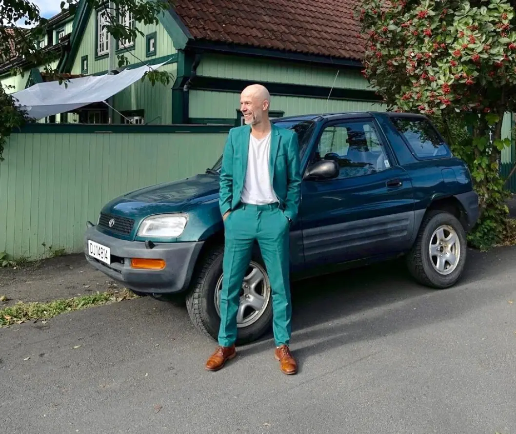 <span class="font-weight-bold" data-lab-font_weight_desktop="font-weight-bold">SMIL ETTER SMIL:</span> Kimm Saatvedt mener at akkurat hans RAV4 har null status – men konstaterer at ganske mange hilser på ham langs veien. <span class="font-weight-bold" data-lab-font_weight_desktop="font-weight-bold">SMIL ETTER SMIL:</span> Kimm Saatvedt mener at akkurat hans RAV4 har null status – men konstaterer at ganske mange hilser på ham langs veien.