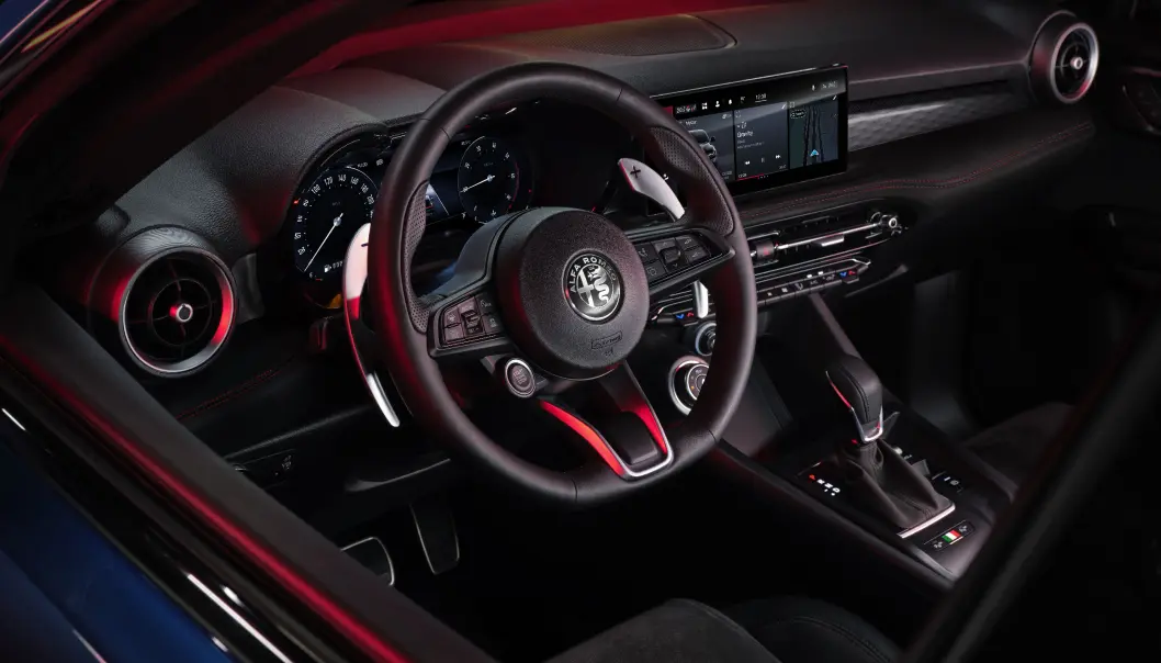 <span class=" font-weight-bold" data-lab-font_weight_desktop="font-weight-bold">TYPISK:</span> Formen på selve instrumentpanelet kjenner vi igjen fra tidligere generasjoners Alfa Romeo, men infotainmentskjermen er stor og ny, og i ypperste sjikt rent funksjonelt, hevder italienerne. <span class=" font-weight-bold" data-lab-font_weight_desktop="font-weight-bold">TYPISK:</span> Formen på selve instrumentpanelet kjenner vi igjen fra tidligere generasjoners Alfa Romeo, men infotainmentskjermen er stor og ny, og i ypperste sjikt rent funksjonelt, hevder italienerne.