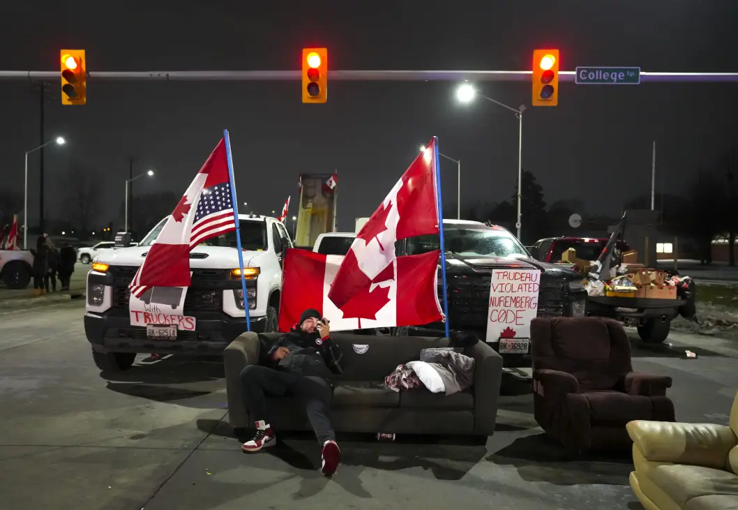 SPERRET BRO: Demonstranter som sympatiserer med lastebilsjåførenes sak – å slippe koronarestriksjoner – på Ambassador Bridge, mellom Detroit og Windsor. SPERRET BRO: Demonstranter som sympatiserer med lastebilsjåførenes sak – å slippe koronarestriksjoner – på Ambassador Bridge, mellom Detroit og Windsor.