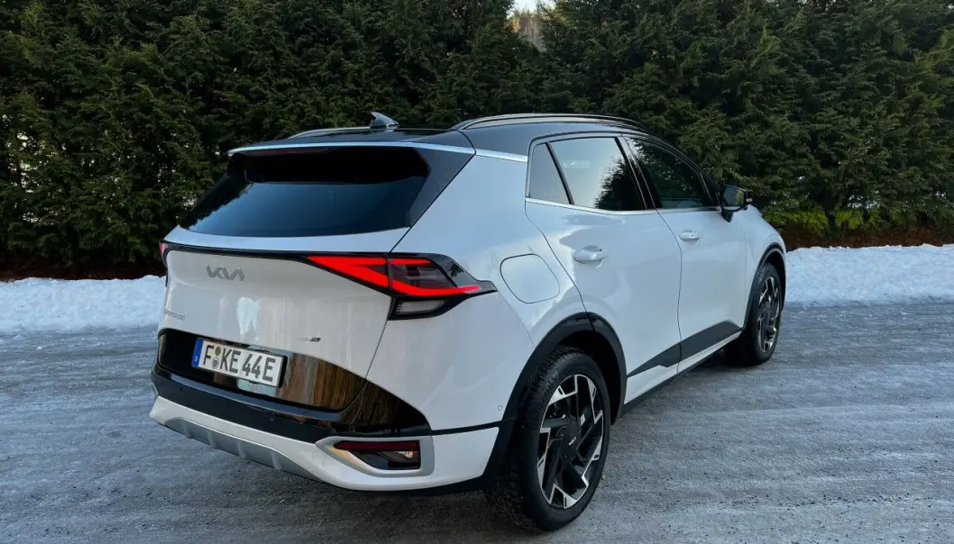 <span class=" font-weight-bold" data-lab-font_weight_desktop="font-weight-bold">SUV-FORM: </span>Femte generasjon Sportage legger seg størrelsesmessig trygt plassert i klassen med kompakt-SUV-er. <span class=" font-weight-bold" data-lab-font_weight_desktop="font-weight-bold">SUV-FORM: </span>Femte generasjon Sportage legger seg størrelsesmessig trygt plassert i klassen med kompakt-SUV-er.