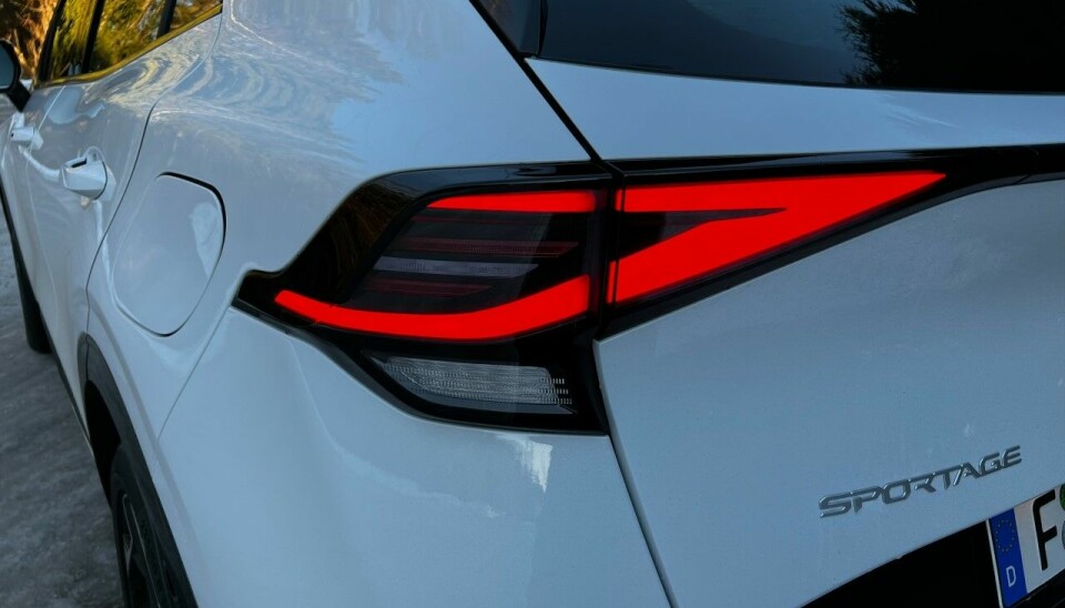 LEKER SEG: Femte generasjon Sportage er mer konservativ i designet enn elbilen EV6, men designerne leker seg fortsatt med detaljene.