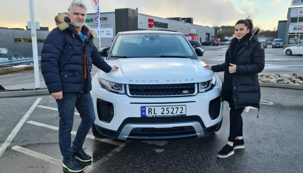 PROBLEMBIL: Ekteparet Shpend Hasanaj (t.v.) og Halime Hasanaj fortviler over at bilen deres bare står stille hos merkeforhandleren i Kristiansand.