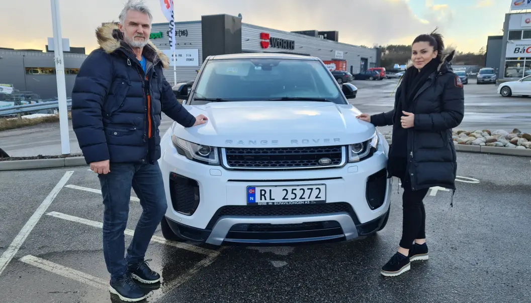 PROBLEMBIL: Ekteparet Shpend Hasanaj (t.v.) og Halime Hasanaj fortviler over at bilen deres bare står stille hos merkeforhandleren i Kristiansand. PROBLEMBIL: Ekteparet Shpend Hasanaj (t.v.) og Halime Hasanaj fortviler over at bilen deres bare står stille hos merkeforhandleren i Kristiansand.