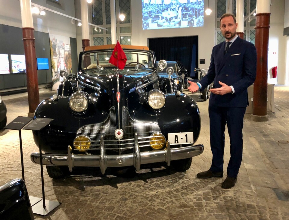FORTELLERGLEDE: Under omvisingen med Motor ytrer kronprins Haakon at Slottets Buick Roadmaster er den flotteste og historisk mest betydningsfulle bilen i den kongelige samlingen.