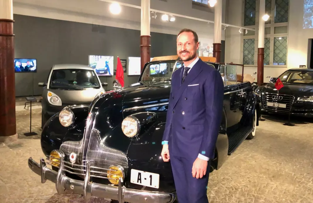 TRE SLOTTSKJØRETØYER: Kronprins Haakon er Motors glade guide til utstillingen i Dronning Sonjas KunstStall – som viser et utvalg av den norske kongefamiliens kjøretøy fra 1913 til i dag – her (fra venstre) elektriske, norske Think, amerikanske Buick Roadmaster og tyske Audi A8.