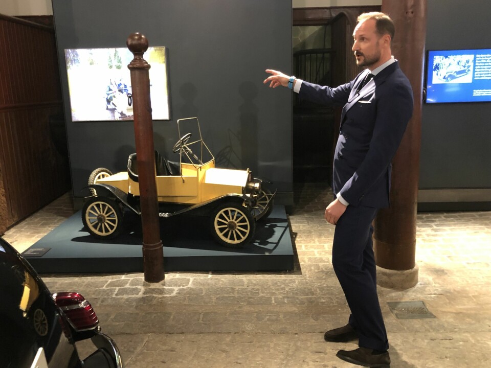 LEKEPRINS: Kronprins Haakon minner om at Slottets kjøretøypark også har bestått av et par «lekebiler», til forlystelse for den oppvoksende kongeslekt. Utstillingen i Dronning Sonjas KunstStall står til den 15. mai.