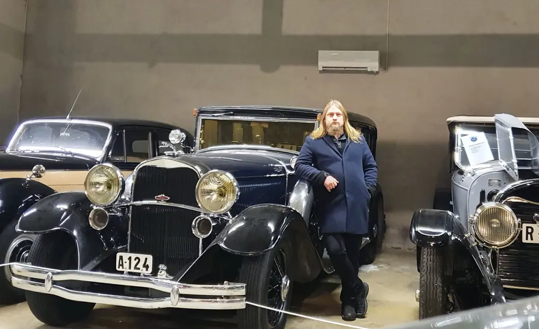 <span class="font-weight-bold" data-lab-font_weight_desktop="font-weight-bold">HELT KONGE: </span>Ola Johannesson Borge er tredje generasjon som skjøtter Lincoln K1 1931-modell, som ble en viktig brikke i aprildagene 1940 – også dokumentert i filmsuksessen «Kongens nei». V8-motoren på 6,3 liter tyter ut rundt regnet 120 gamper – og konkurrenter var ruvende skikkelser som Packard Eight, Chrysler imperial, Rolls-Royce Phantom II og Mercedes-Benz 770 samt Cadillac Series 355. <span class="font-weight-bold" data-lab-font_weight_desktop="font-weight-bold">HELT KONGE: </span>Ola Johannesson Borge er tredje generasjon som skjøtter Lincoln K1 1931-modell, som ble en viktig brikke i aprildagene 1940 – også dokumentert i filmsuksessen «Kongens nei». V8-motoren på 6,3 liter tyter ut rundt regnet 120 gamper – og konkurrenter var ruvende skikkelser som Packard Eight, Chrysler imperial, Rolls-Royce Phantom II og Mercedes-Benz 770 samt Cadillac Series 355.