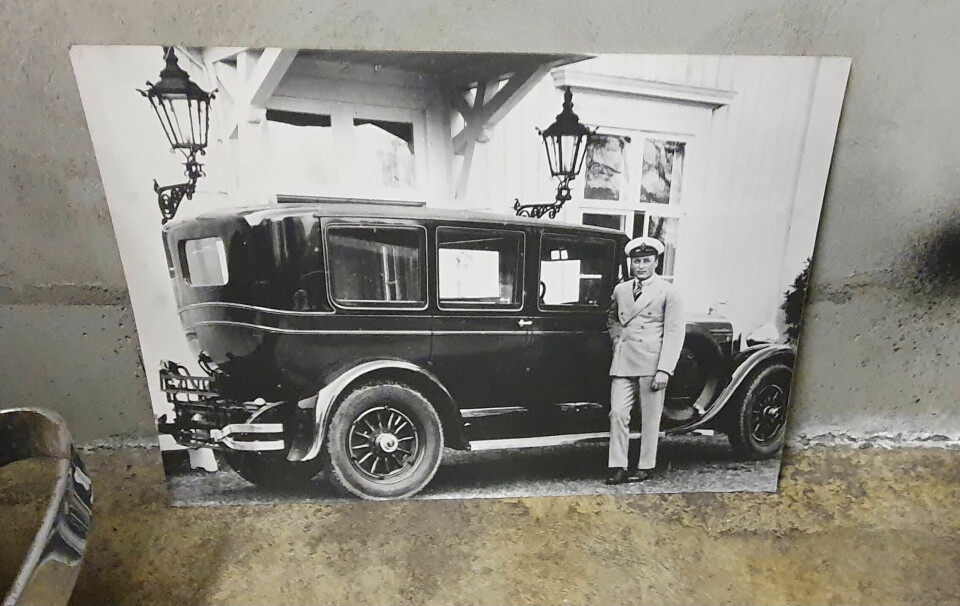 OLAVS LÅNEBIL: På Borge bilsamling i Hordaland finnes dette fotografiet av daværende kronprins Olav med Norges mest berømte bil ved siden av Il Tempo Gigante, Lincoln K1.