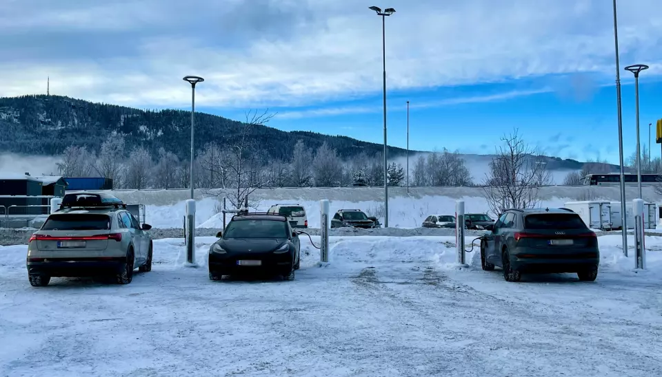 DYRERE: Her lader to Audier sammen med en Tesla Model 3 hos Tesla på Lillehammer.