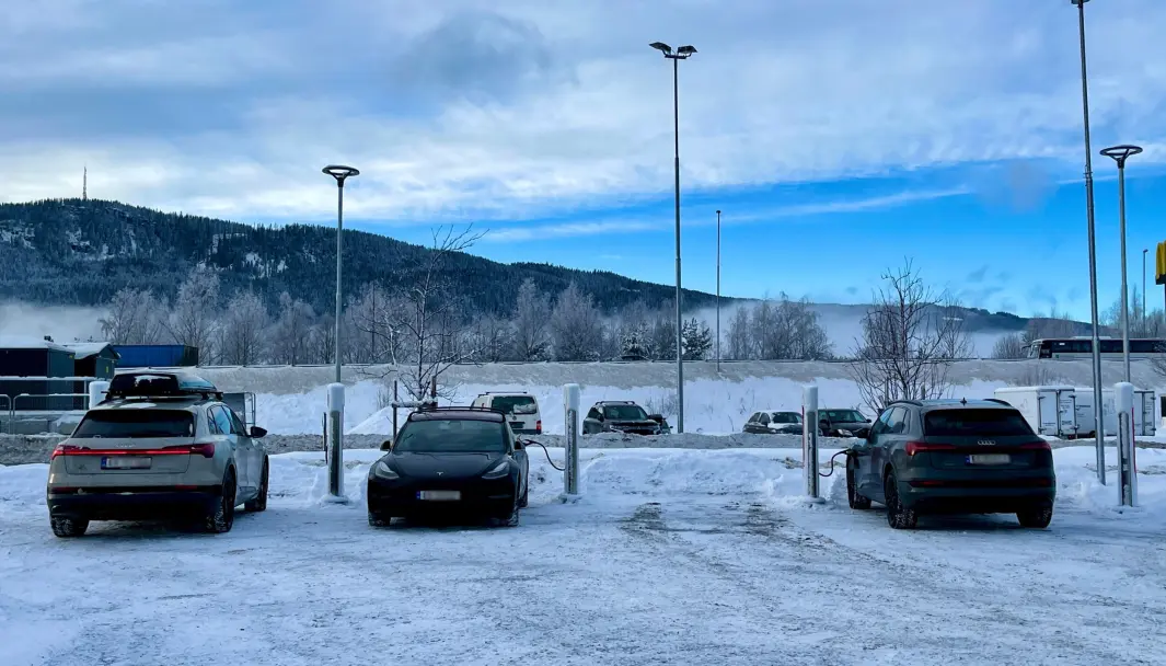 TRE BILER, FEM LADESTOLPER: Feilvendte tyskere tar opp mye rom på Teslas ladestasjoner. TRE BILER, FEM LADESTOLPER: Feilvendte tyskere tar opp mye rom på Teslas ladestasjoner.