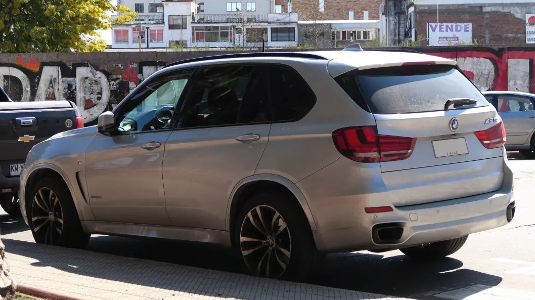 FIKK IKKE VITE OM SKADE: Bildet viser en BMW X5 fra 2015, men denne bilen er ikke den samme som i saken. FIKK IKKE VITE OM SKADE: Bildet viser en BMW X5 fra 2015, men denne bilen er ikke den samme som i saken.