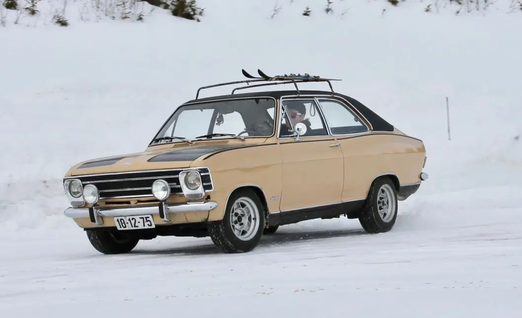 <span class="font-weight-bold" data-lab-font_weight_desktop="font-weight-bold">SLADDE- OG KLADDEFØRE:</span> Torkil Hafsten Skogesal valgte Opel Kadett Olympia som sin første bil. Når han skal kjøre med, eller på, ski, foretrekker han også noen av den gamle, nostalgiske sorten. <span class="font-weight-bold" data-lab-font_weight_desktop="font-weight-bold">SLADDE- OG KLADDEFØRE:</span> Torkil Hafsten Skogesal valgte Opel Kadett Olympia som sin første bil. Når han skal kjøre med, eller på, ski, foretrekker han også noen av den gamle, nostalgiske sorten.